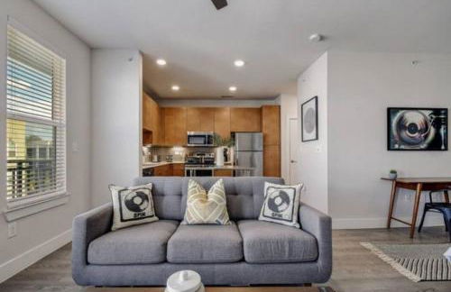 Luxurious Studio, Work from Home, Wifi, Riverwalk - Photo 13