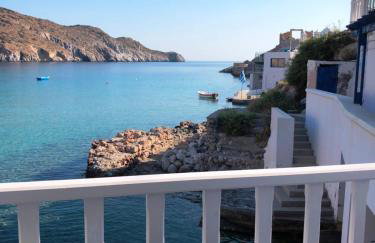 Salty Kisses and Sandy Toes, Seafront Syrmata Houses Authentic Milos Stay - Foto 10