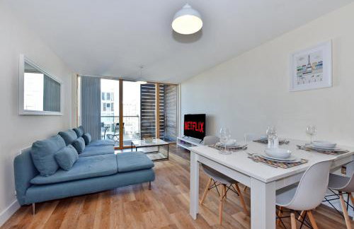 The Vizion serviced apartments from Pincott Properties - free parking, private balcony, and WiFi - Photo 3