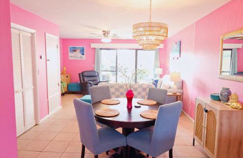 Pink Dream House - 2BR, Pools, Patios, & Walk to Ocean in Panama City Beach - Foto 34