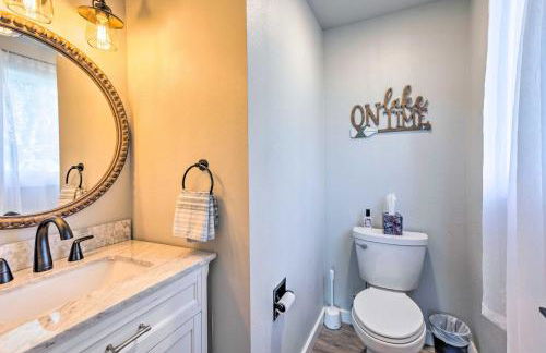 Lakeside Lacey Gem with Sauna and Private Dock - Foto 9