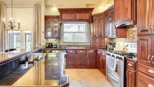 Historic Home with Fireplace and Porch Walkable Area! - Foto 4