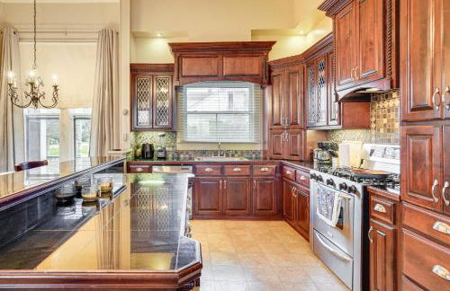 Historic Home with Fireplace and Porch Walkable Area! - Foto 4