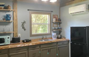 Tranquil Glamping near the Coast: Charming Rustic Cabin Rental in Midway, Georgia - Foto 22