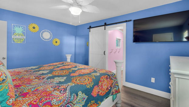 Beachy, Modern & Updated, 3 Minutes to Beach + Boat Parking - Foto 5, Habitación