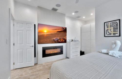 Lynoras Luxe Estate 3 bedroom 3 bath with Modern Design and Heated Pool - Foto 37