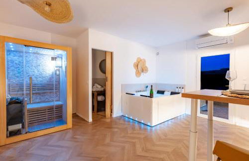 Suite Bali de 45m2 - Idéal couple - Chambre séparée - Jacuzzi baignoire balnéo - Sauna - Clim réversible - Netflix - Piscine accès partagé avec la petite copro - Bouteille de champagne offerte dès 2 nuits - Foto 5