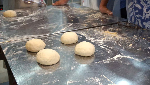 Stendendo l'impasto per la pizza