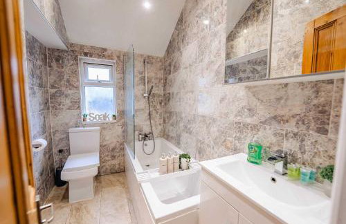 3BR 2Bath Home with Hot Tub Games Room By Stadium with Fast WiFi & Free Parking - Foto 51