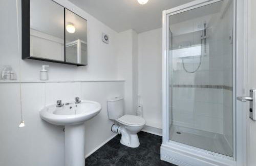 Spacious 6-Bed Home Sleeps 12, Near Highfields Park - Photo 10