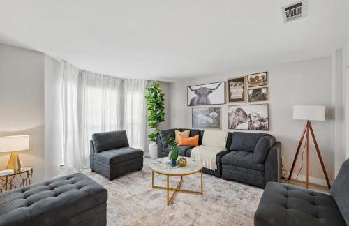 4BD Tropical Pool Oasis with a Game Room - Photo 6