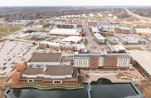 Iowa River Landing steps to Xtream Arena & Coralville Convention Center - Foto 44