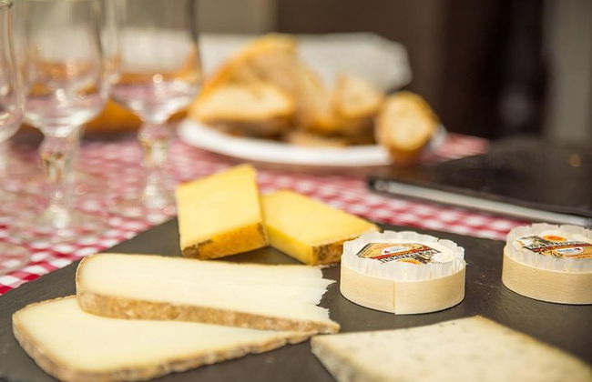 Tour privado de degustación de comida en el mercado matutino de Lyon en Les Halles Paul Bocuse - Foto 3