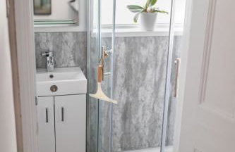 Eden Cottage - 9 Guests, Sea Views, Central Cowes, Ferry Deal - Foto 23