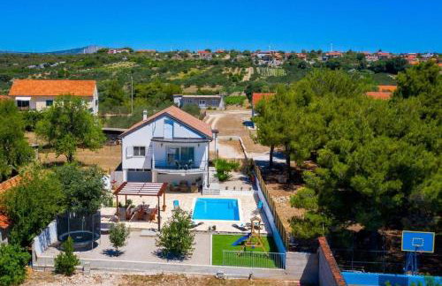 Family friendly house with a swimming pool Vrpolje, Sibenik - 24345 - Photo 3