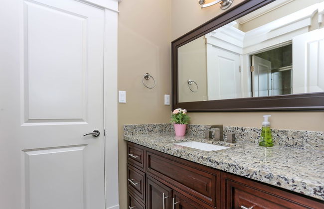 Grand 4 Bedroom Vacation House near Vancouver Downtown - Photo 30