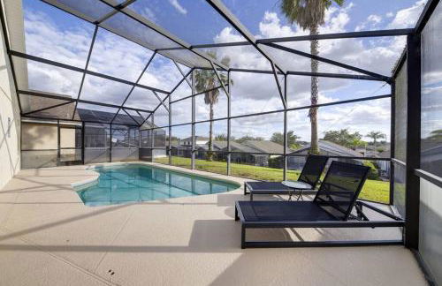 630- 3 Bedroom South facing Home with Pool Drenched in Florida Sunshine Perfect for Families - Foto 1