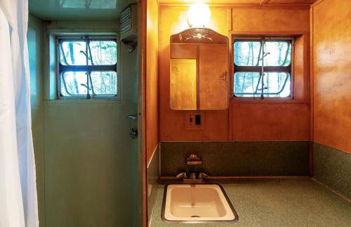 Gorgeous Fully Restored Caravan Nestled in the Trees Along Silver Lake for a Unique Vacation in Woodridge, New York - Foto 15