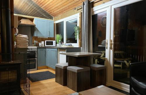 Belle 2 bedroom log cabin with hot tub, forest and loch - Foto 42