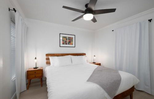 The Recharge - Springs , Tesla & EV Station , Pets - Foto 4