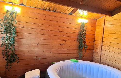 Detached House in Ashford with Free Parking and Hot Tub - Sleeps 10 - Foto 15