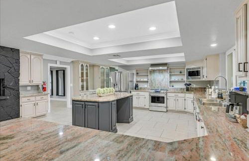 Luxury 5BR Retreat Pool Hot Tub Gym 7000sqf - Foto 10