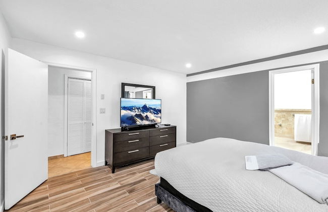 Family-friendly 5BR Home w/ Heated Pool & Parking - Foto 23