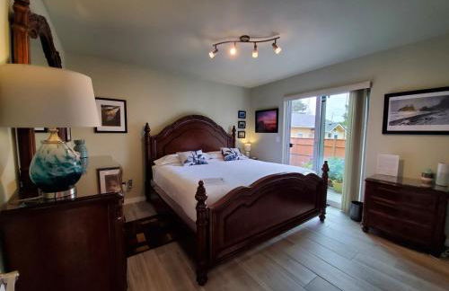 Sunkissed 3BR beach getaway - dog-friendly fenced yard, firepit, glimpse ocean views, near beach access, sleeps 8 - Foto 7