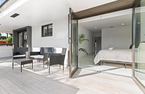 April Sale! 4 BR - Private Pool, Grill, Soaking Tub, Near Coral Gables & MIA Airport - Photo 24