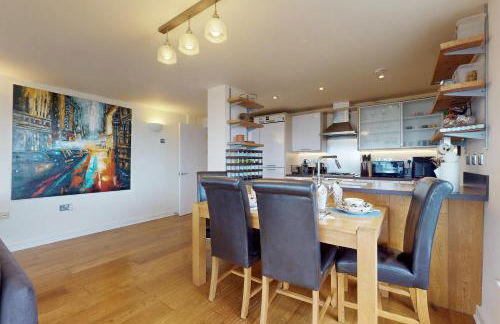 Penthouse Sanctuary with Wraparound Balcony - Pass the Keys - Foto 12