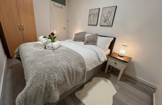 Elegant 3 Bedroom Flat with Garden Oasis - Photo 12