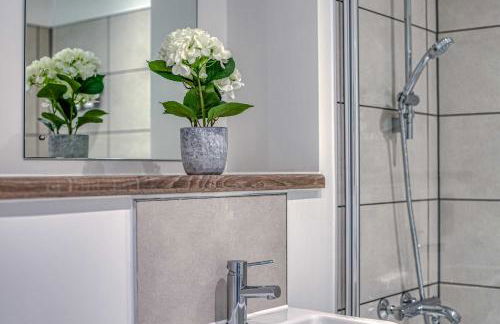 2-BR Near Salford Royal - City & Town Centre View - 1 Minute to Train & Tram Station - Sleeps 6 - Foto 62