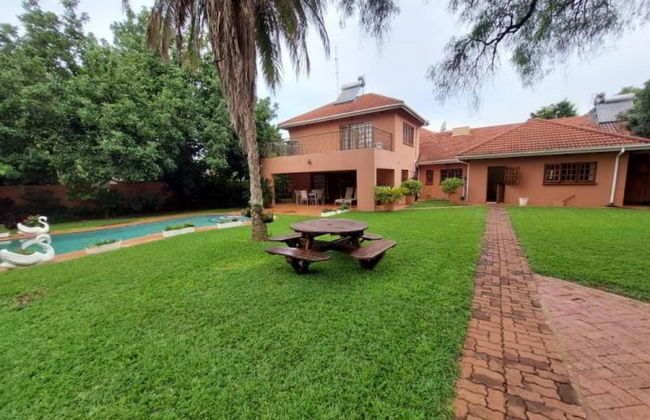 Modern House With Pool in Mount Pleasant - 2063 - Photo 9