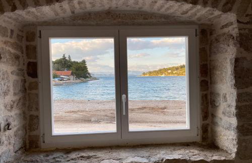 EST Villa DIOCLETIAN on Solta - luxurious villa, beachfront, private pool, outdoor BBQ, large terrace and garden, free parking - Wonderful privacy - Foto 10