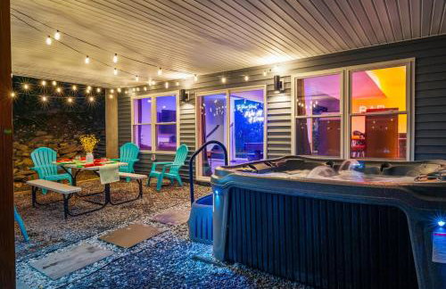 Chalet with Hot Tub, Game, Movie Room, Lake and Pool Access - Foto 7