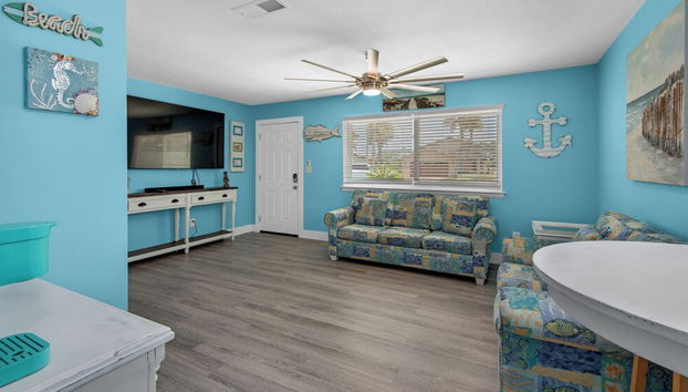 Beachy, Modern & Updated, 3 Minutes to Beach + Boat Parking - Foto 3, Habitación