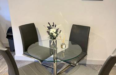 Fantastic convenient 2 Bedroom 2 bathroom Perfect for Stansted Airport, 3 minute walk to Bishops Stortford Train Station! - Foto 4