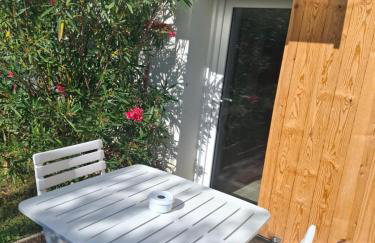 Charmant studio RDC avec terrasse, parking & cuisine équipée - Foto 1