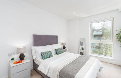 Tranquil 2-Bed Apartment, Balcony, Sleeps 6, 7 Minute Drive to King's Cross St Pancras - By City Peace - Foto 7