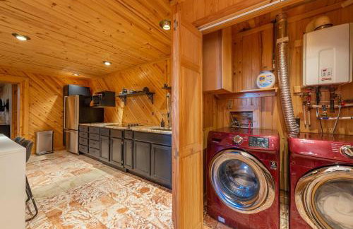 6 Br Cabin Hot Tub Fire Pit Min to Hatley Pointe - Foto 51