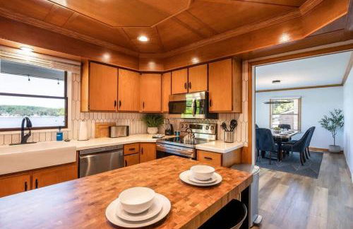 5BR Lakefront Getaway with hot tub - Foto 8