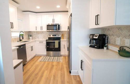 Cozy 3BR with Patio & Yard Near Ybor City - Foto 12