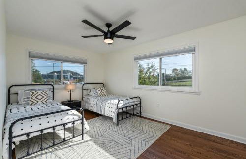 NEW Dragster Dream House - Game Room - Walk to the Speedway - Foto 20