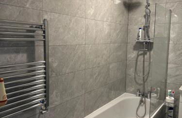 Dartford Luxurious House with Parking - Netflix - Wi-Fi - Photo 16