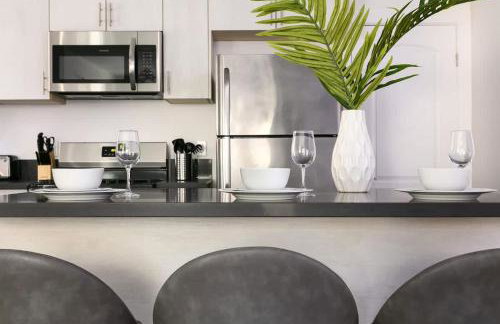 Relax in Spacious 3BR Apt Sleeps 8 and Parking - Foto 13