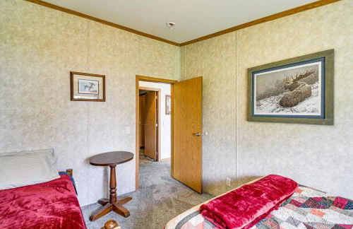 Waterfront Family Home with Yard on Portage Lake - Foto 25