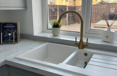 Stylish Home Away From Home! 6 Minutes from Beach! - Foto 4