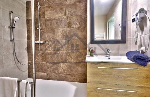 LocaLise - A05 - Plain-pied avec petite vue mer donnant sur la piscine et le jardin - Grande salle de bain - Wifi inclus - draps inclus - animaux bienvenus - parking gratuit - Foto 36