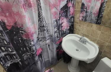 At the Center of Dearborn, MI 2 Bedroom apartment with backyard and balcony - Foto 15