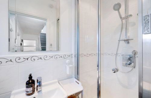 Luxury 5 BDR 2 BA House with Parking in Sandhurst By 360Stays - Photo 70